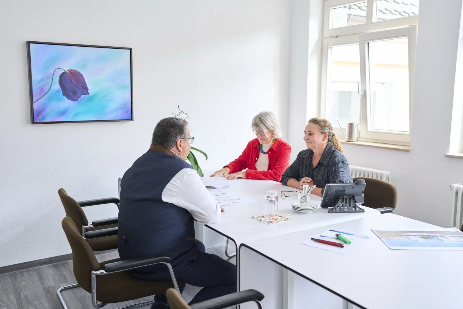 Beratungsgespräch am Besprechungstisch im Büro