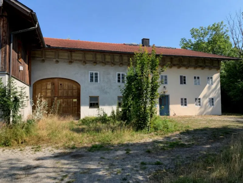 Wohneigentum: Hausansicht mit Hoftor