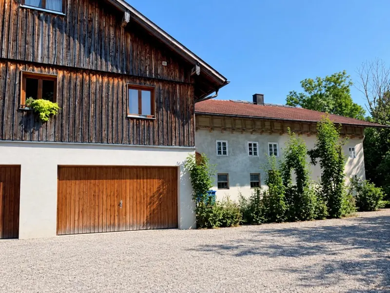 Hof mit Garagen und Holzfassade, Ortsstraße 25 in Kaltental-Blonhofen