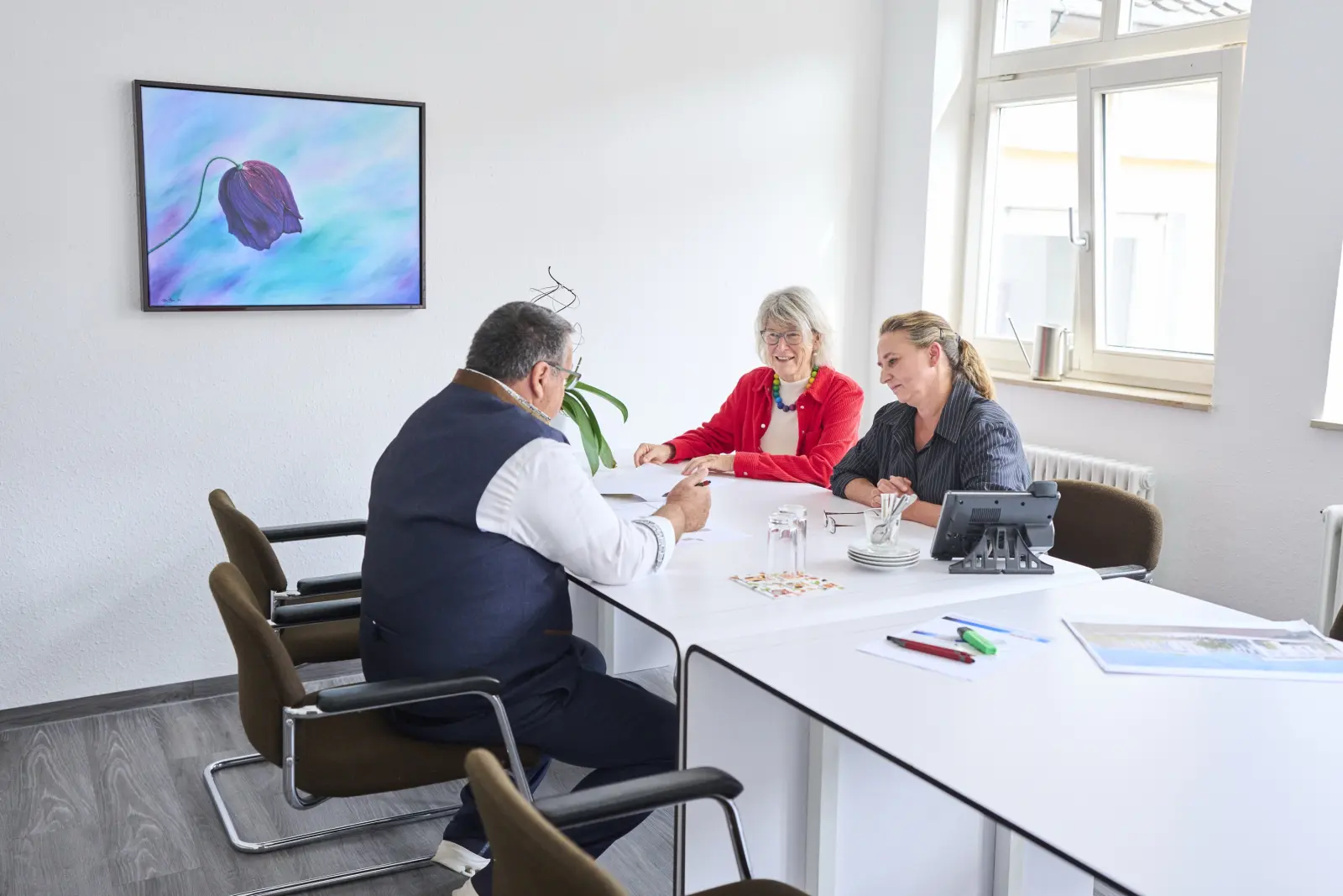 Gespräch am Besprechungstisch