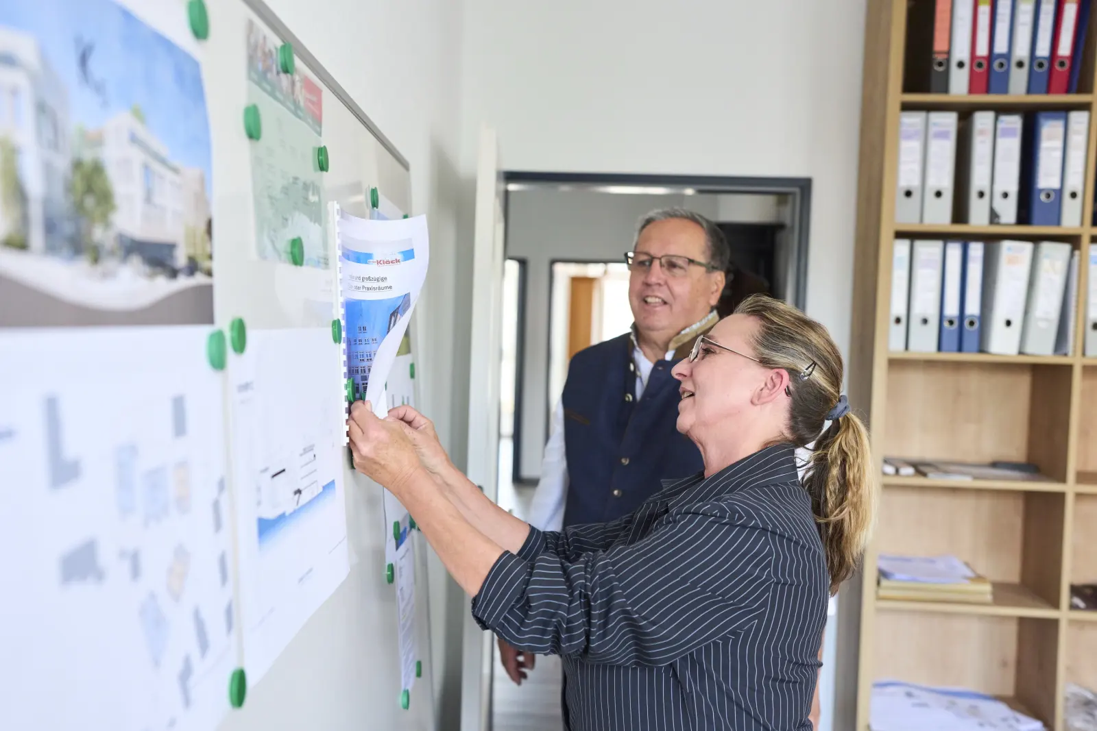 Besprechung von Plänen an der Projekttafel