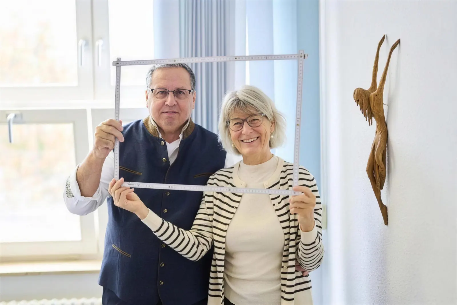 Wolfgang Klöck und Marlis Klöck halten gemeinsam einen Zollstock