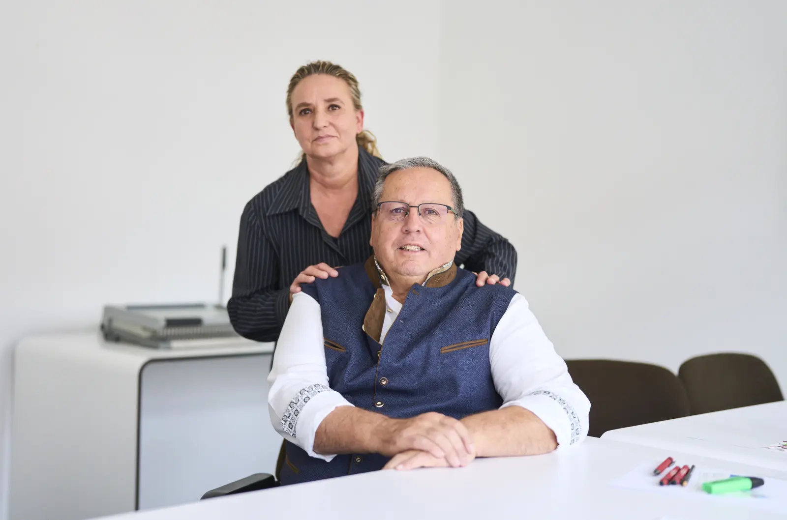 Wolfgang Klöck und Barbara Ammon im Büro
